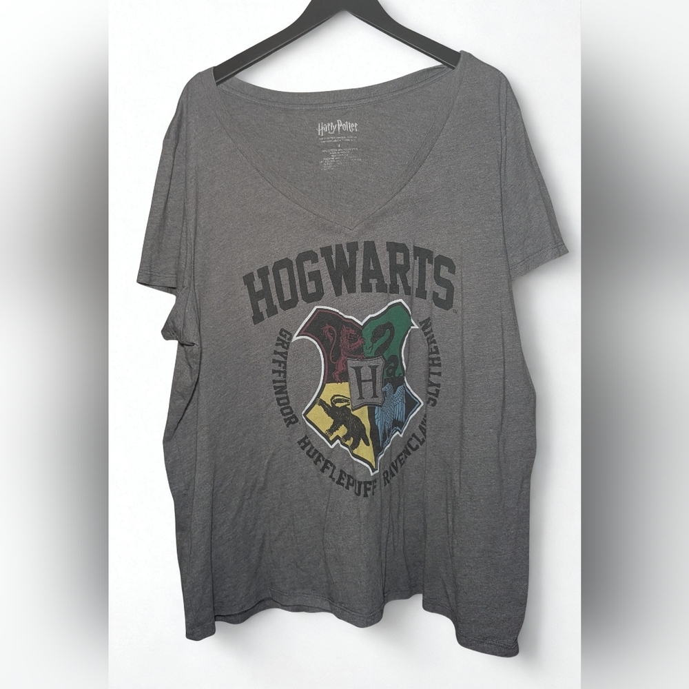 Torrid Harry Potter Hogwarts Crest V Neck Tee Size 4